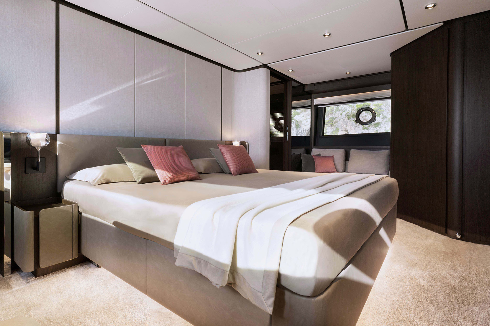 Picture 10 FERRETTI 860