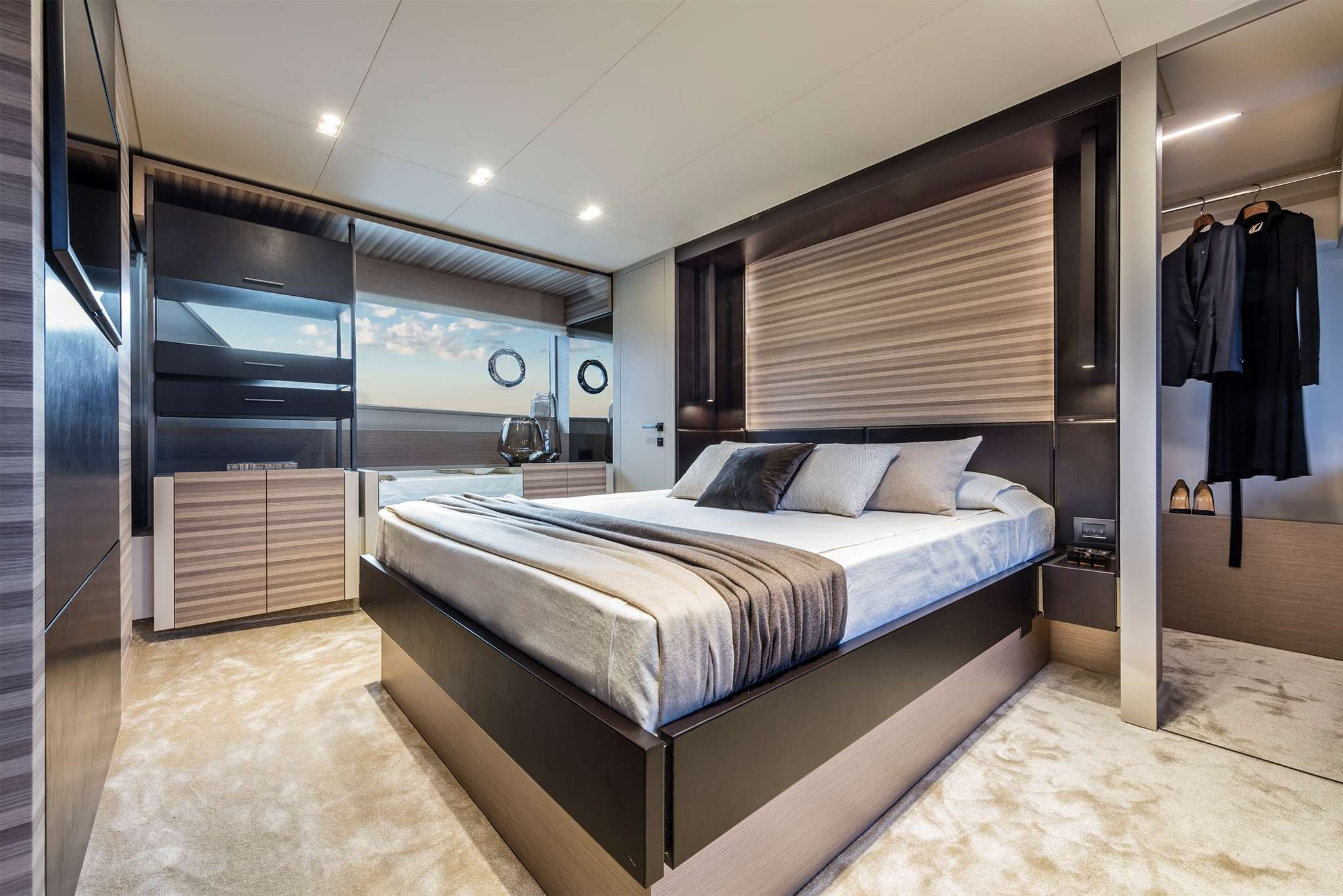 Picture 8 FERRETTI 670
