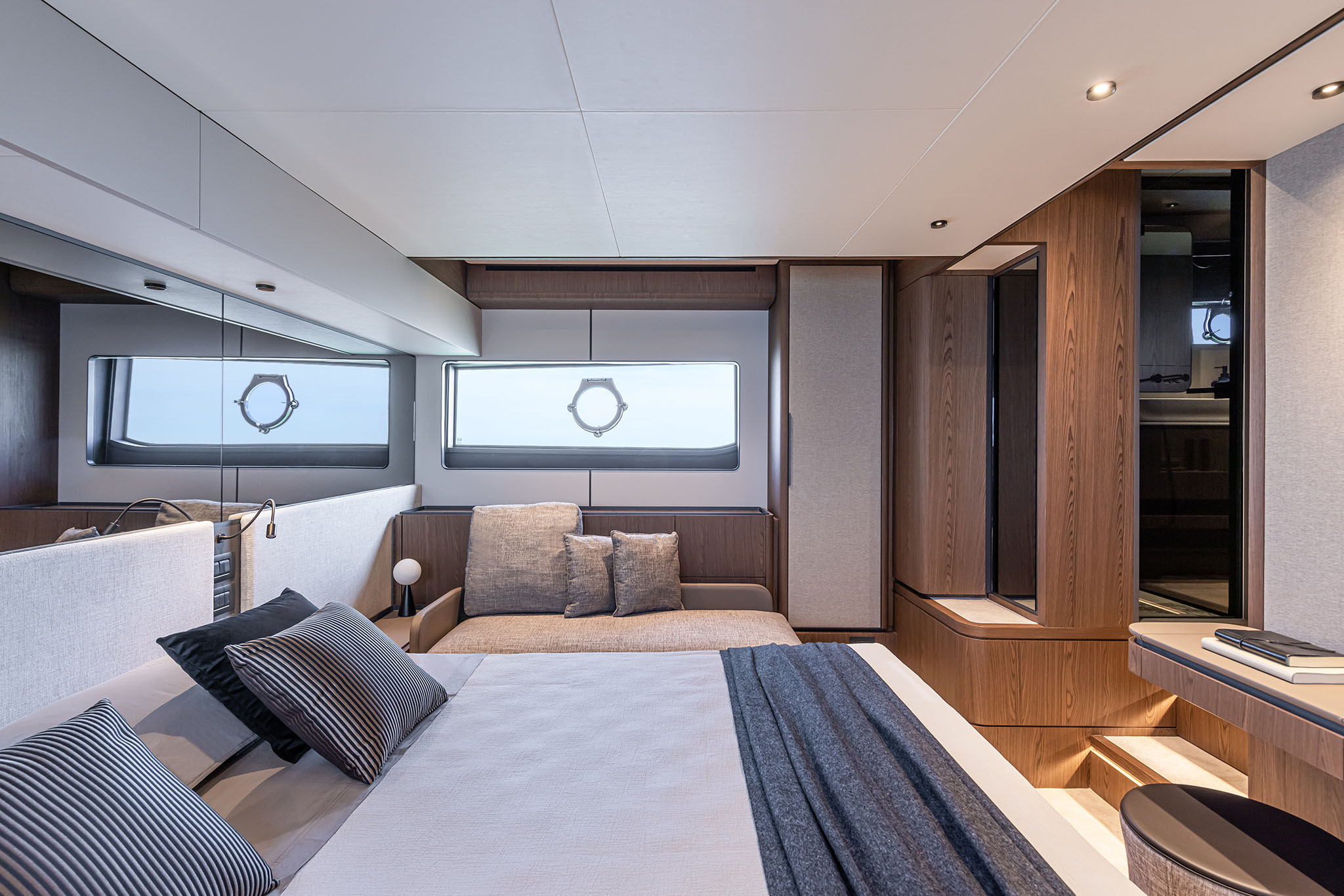 Picture 9 FERRETTI 580