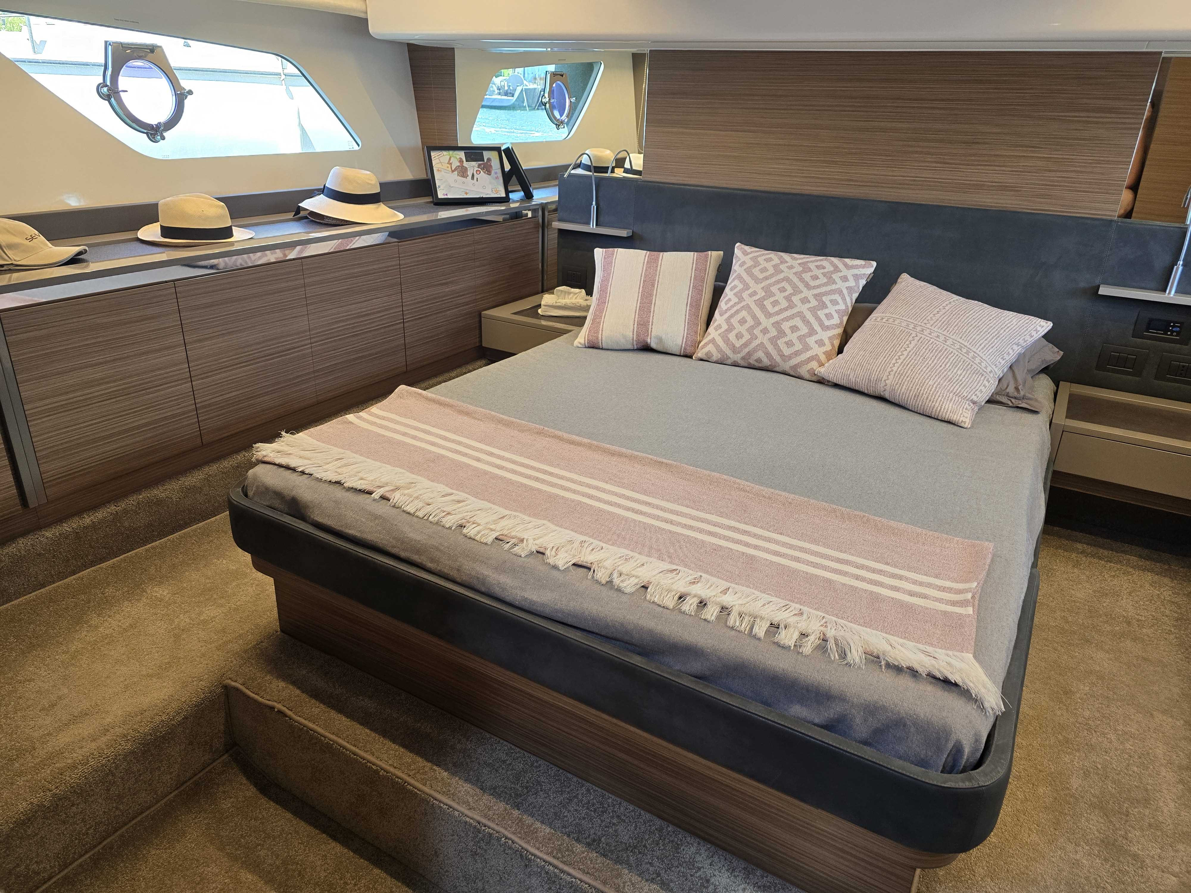 Picture 6 FERRETTI 450