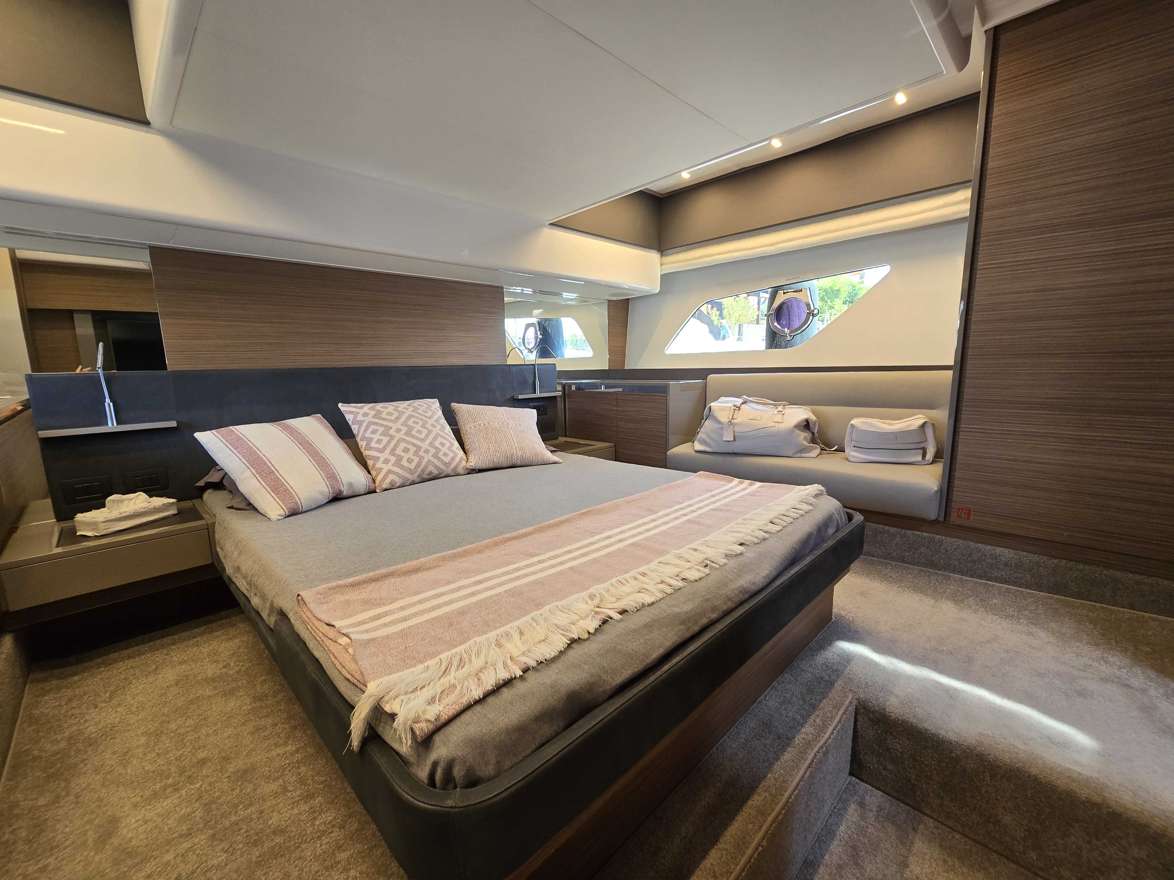 Picture 7 FERRETTI 450