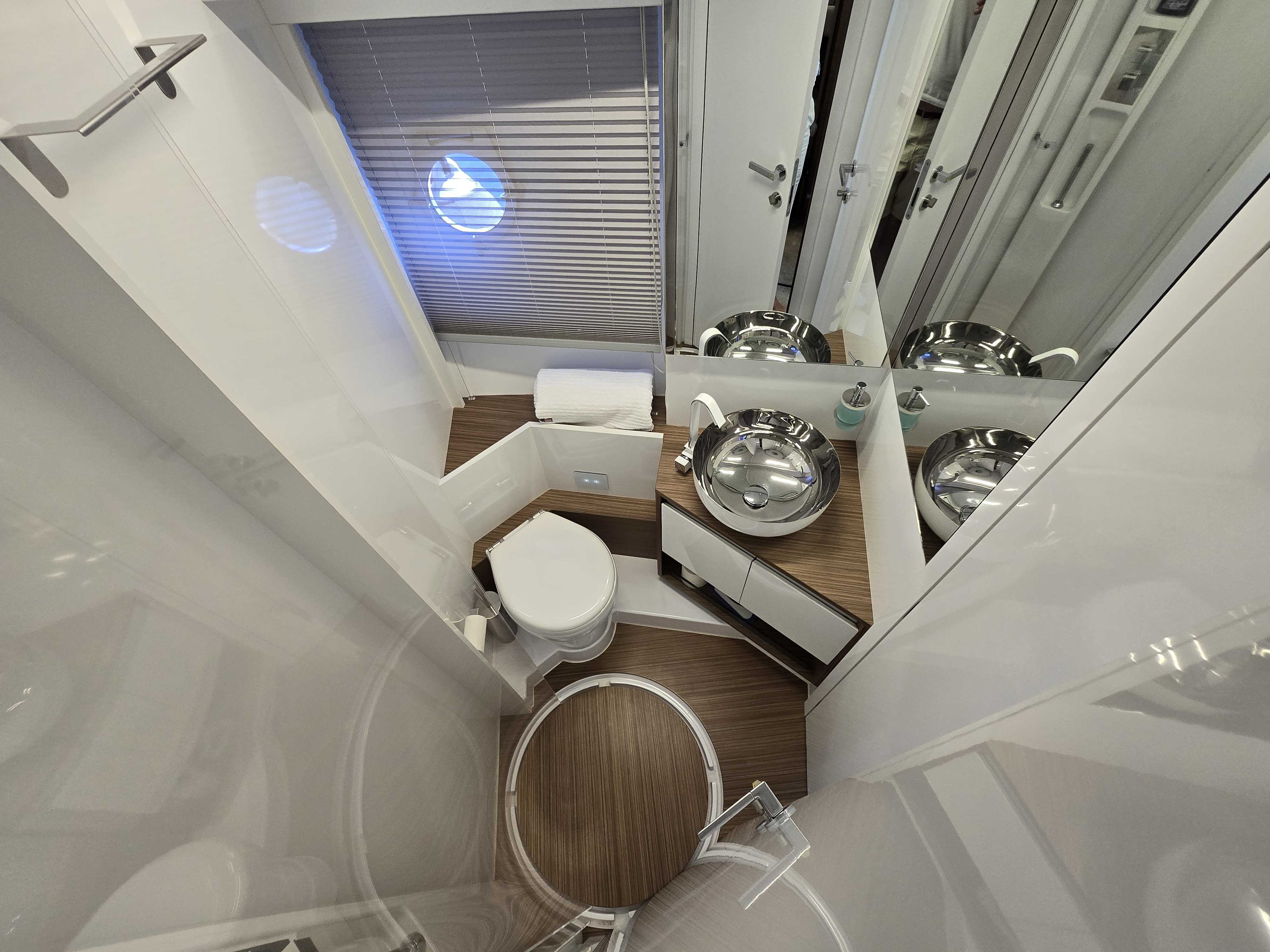 Picture 9 FERRETTI 450