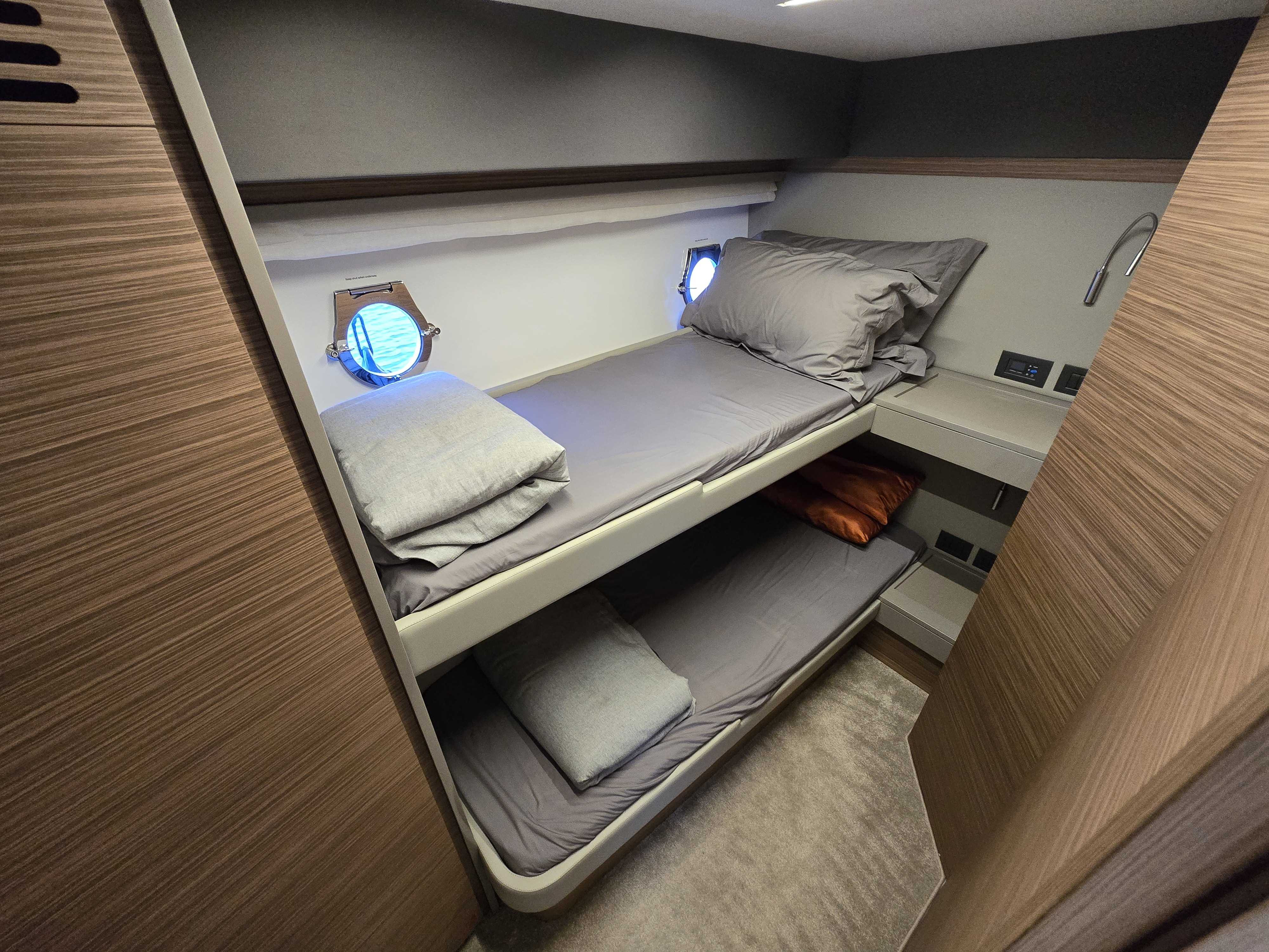 Picture 25 FERRETTI 450
