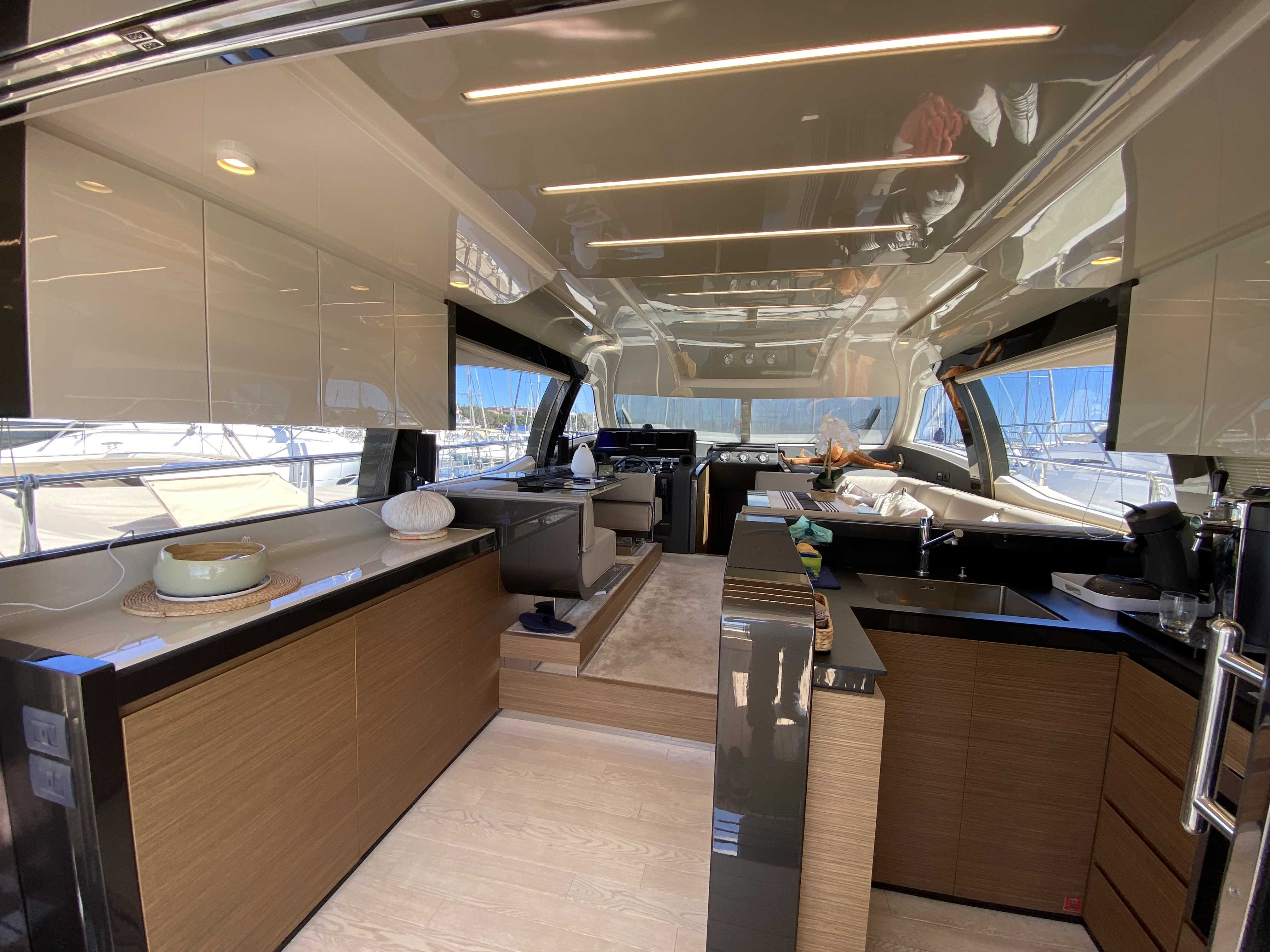 Picture 4 FERRETTI 550
