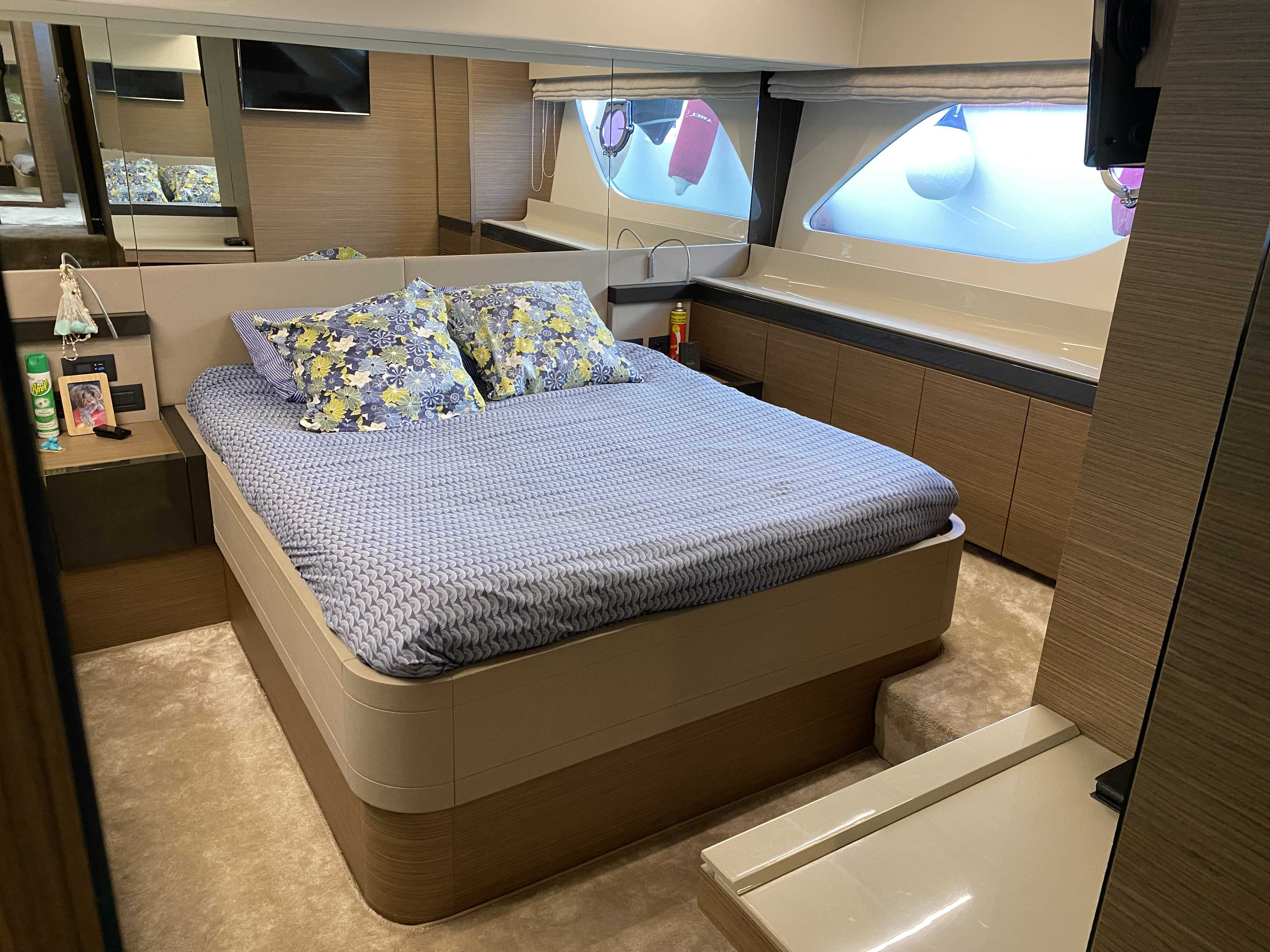 Picture 6 FERRETTI 550