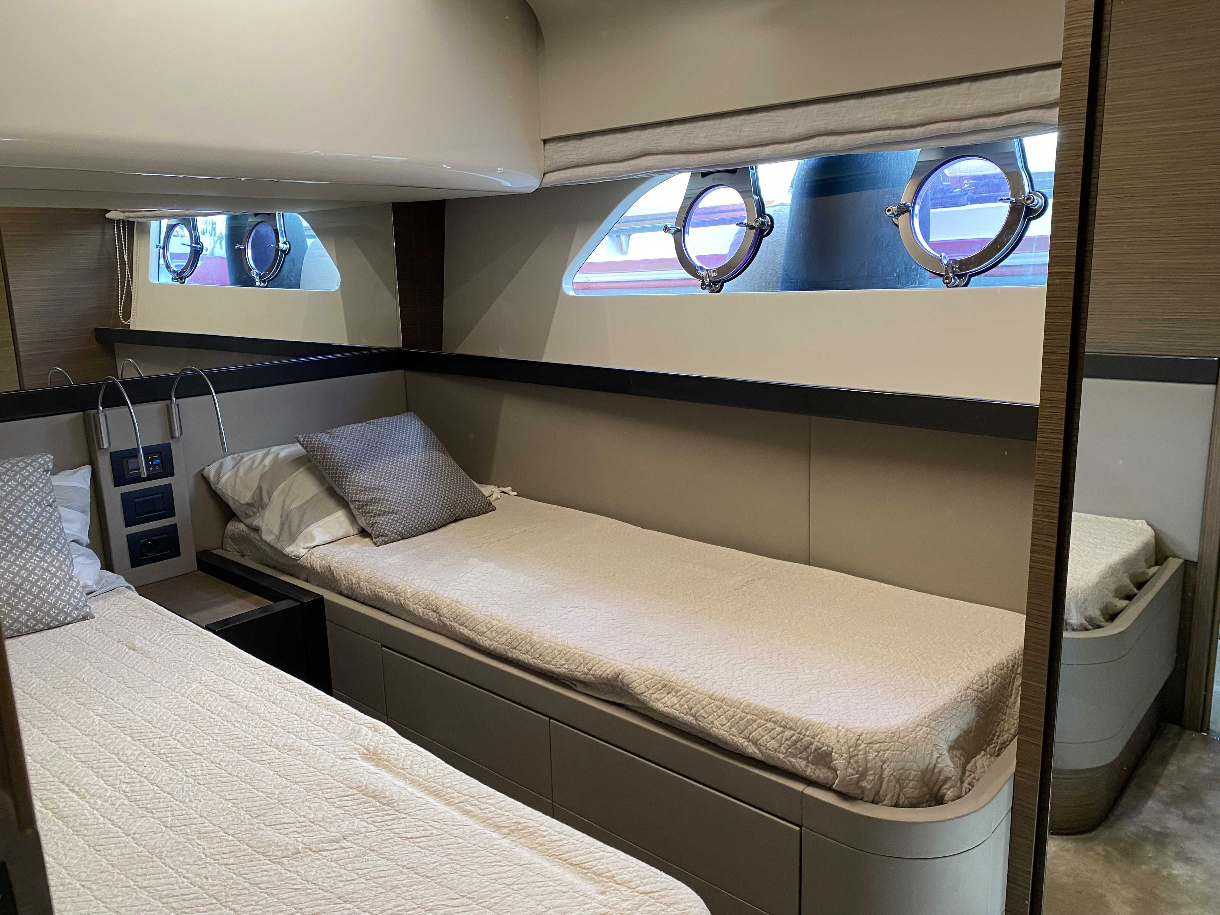 Picture 11 FERRETTI 550
