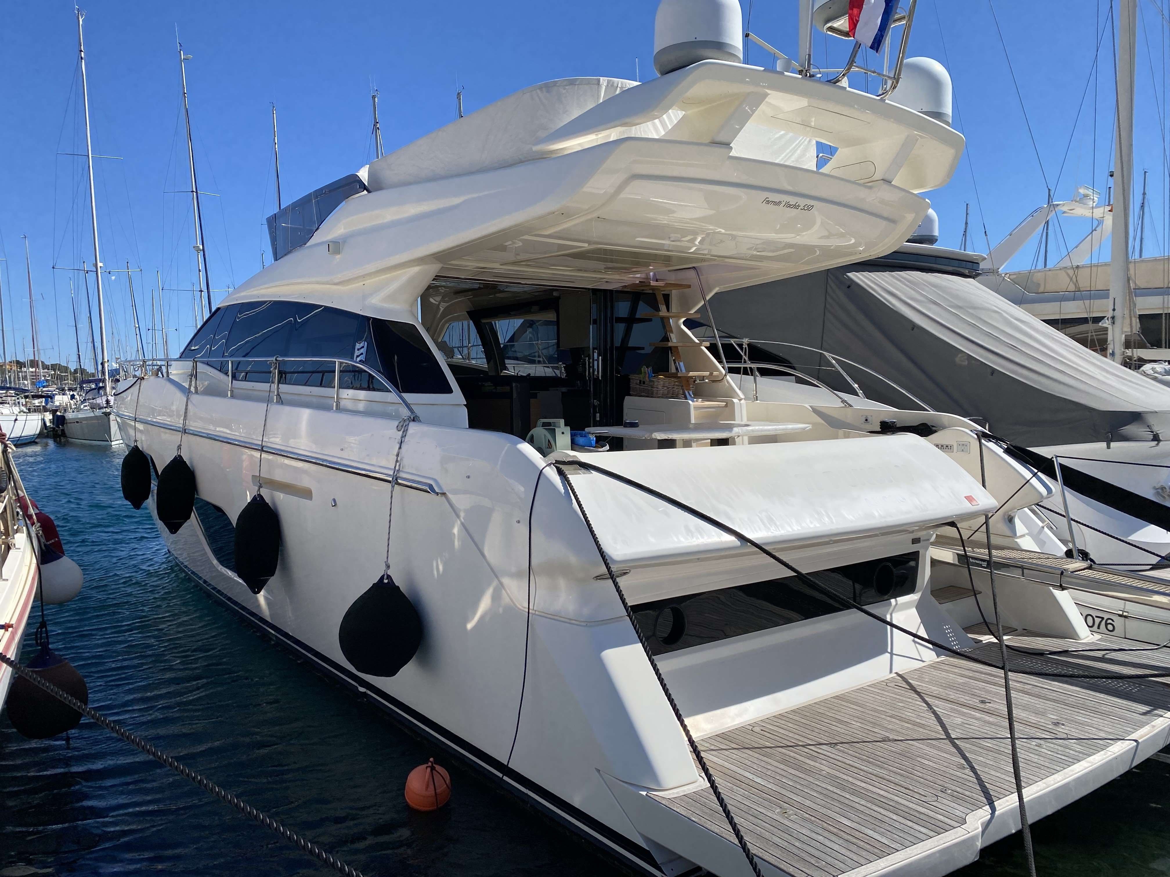 Picture 20 FERRETTI 550