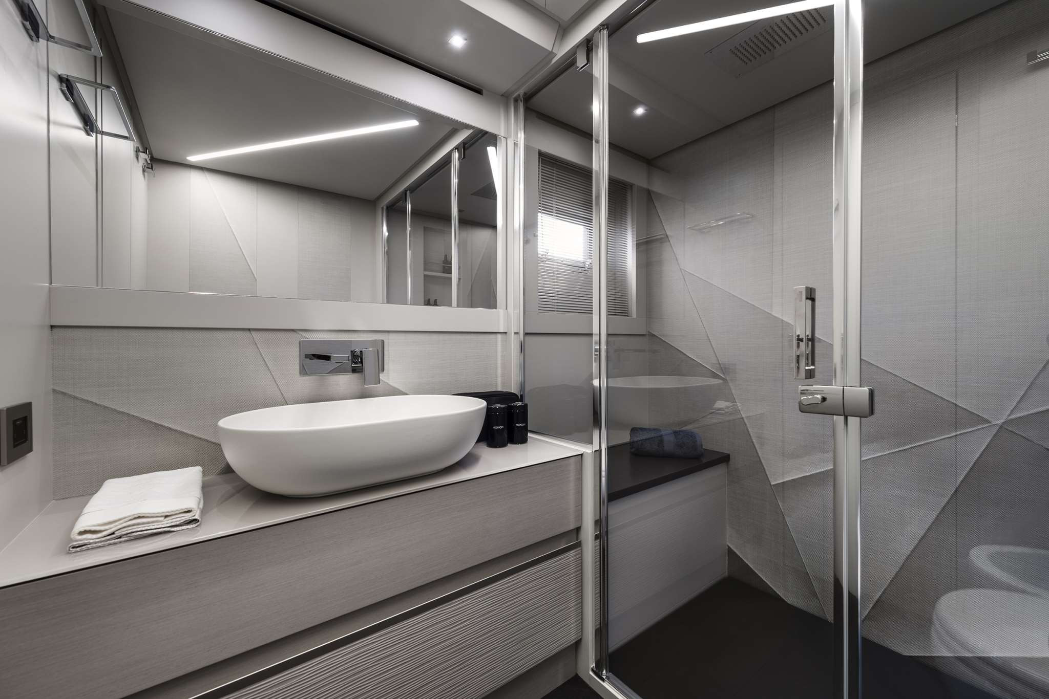 Pershing 7x neuf en vente chez JMA Yachting